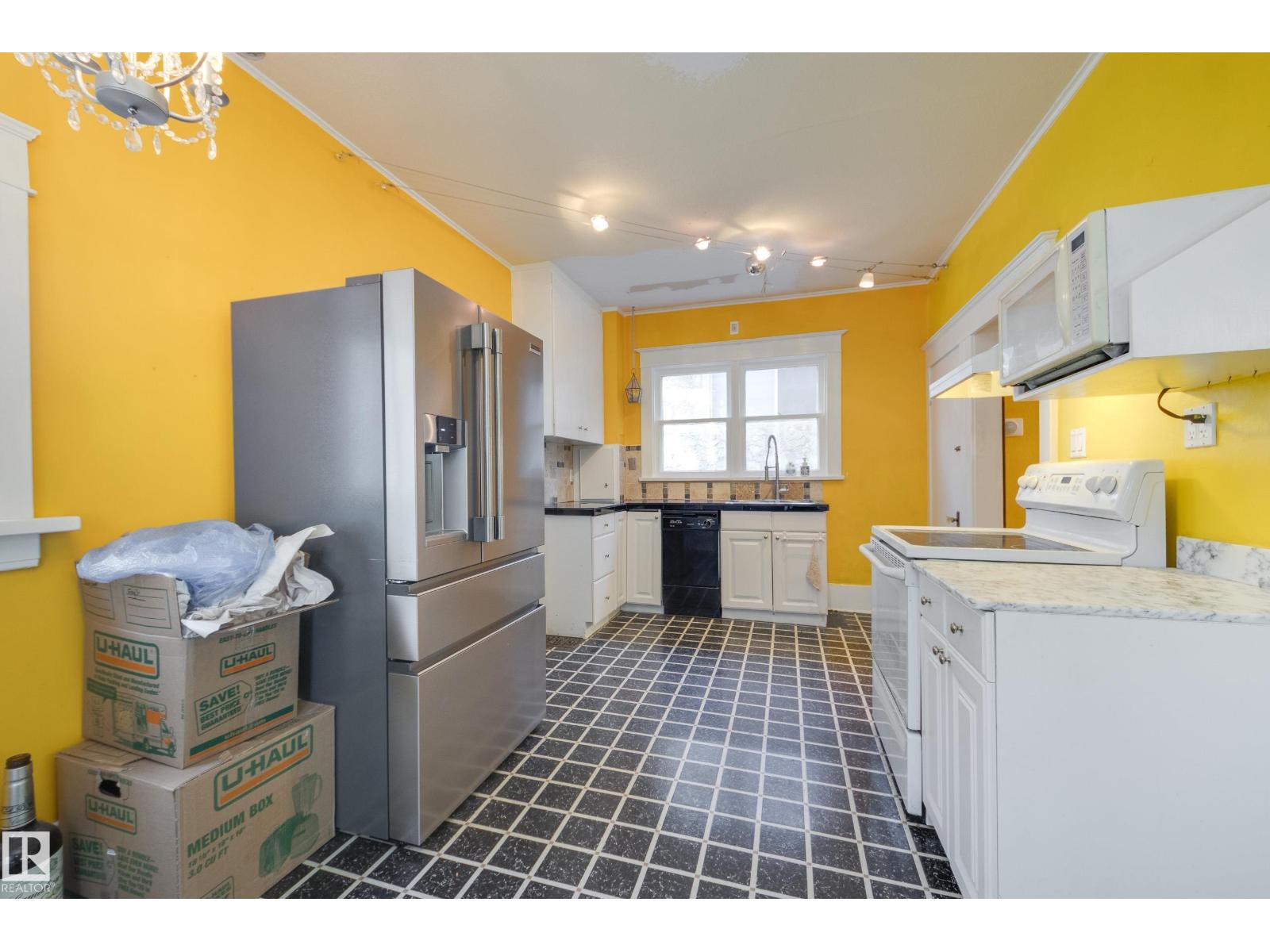 10747 UNIVERSITY AV NW - Image 11