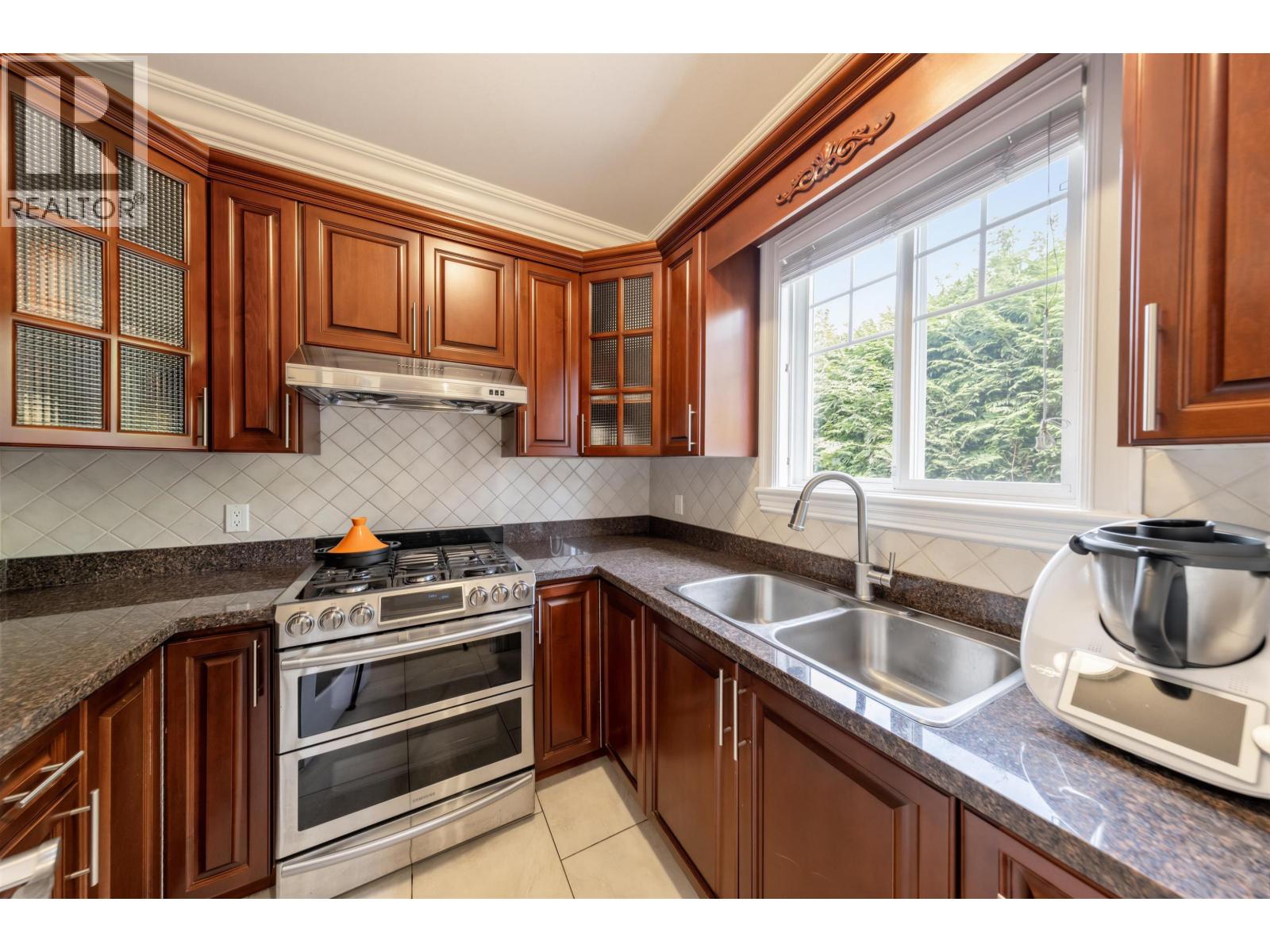 6087 MCKEE STREET, Burnaby
