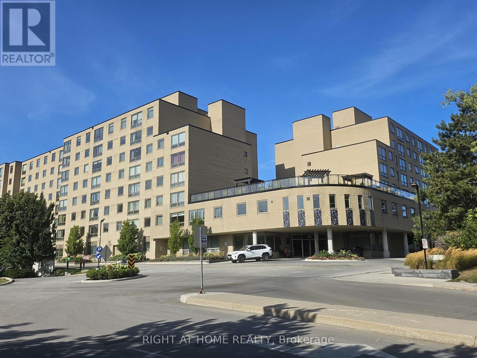Photo of 111 - 326 MAJOR MACKENZIE DRIVE E