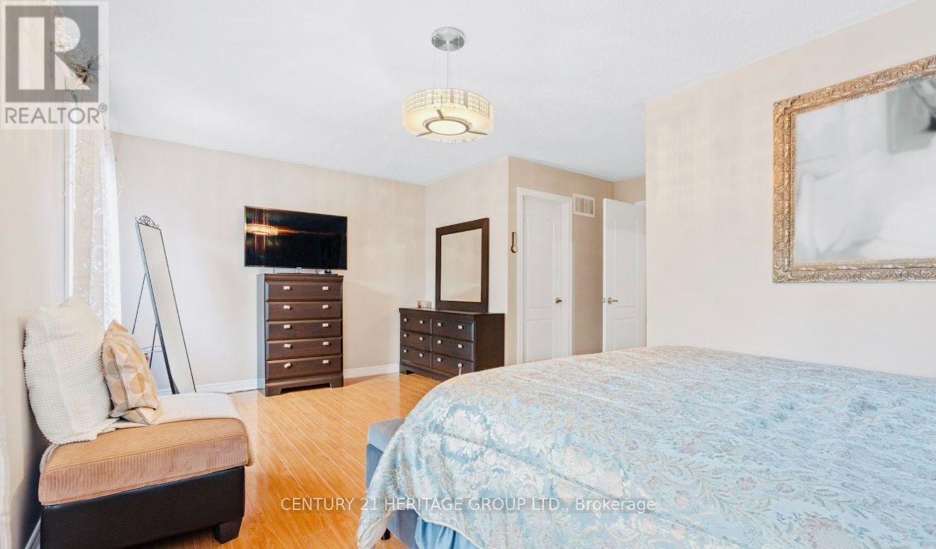 #63 255 SHAFTSBURY AVENUE - 33
