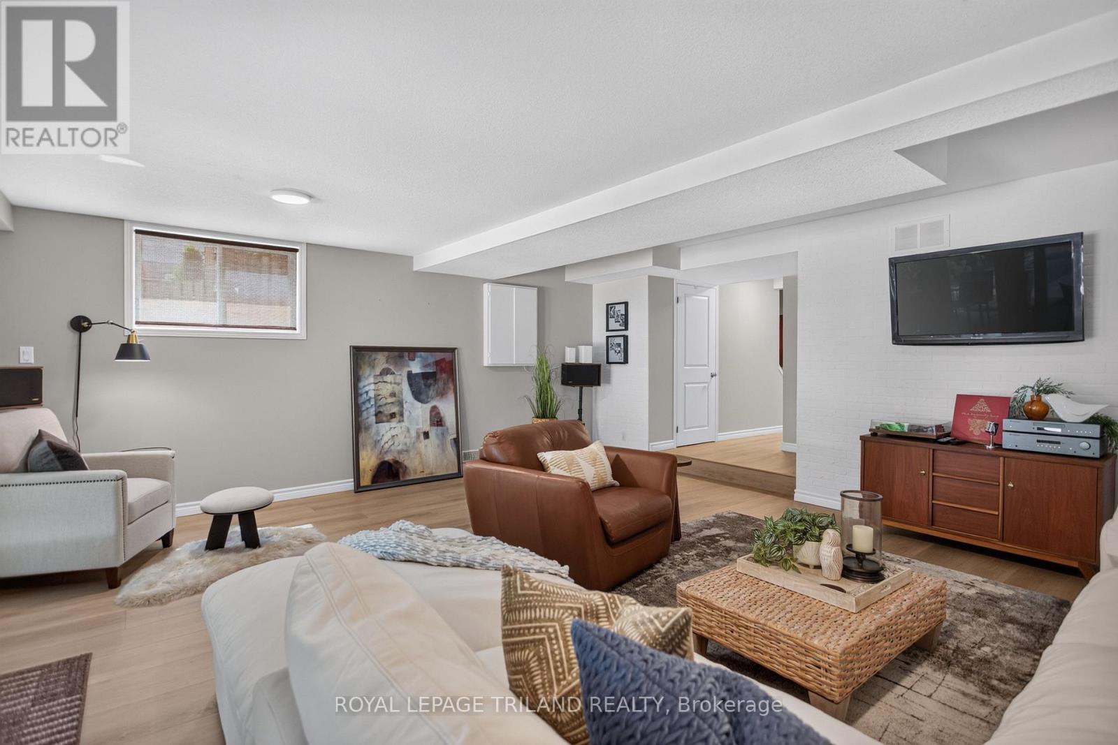 98 ROSSMORE COURT - 34