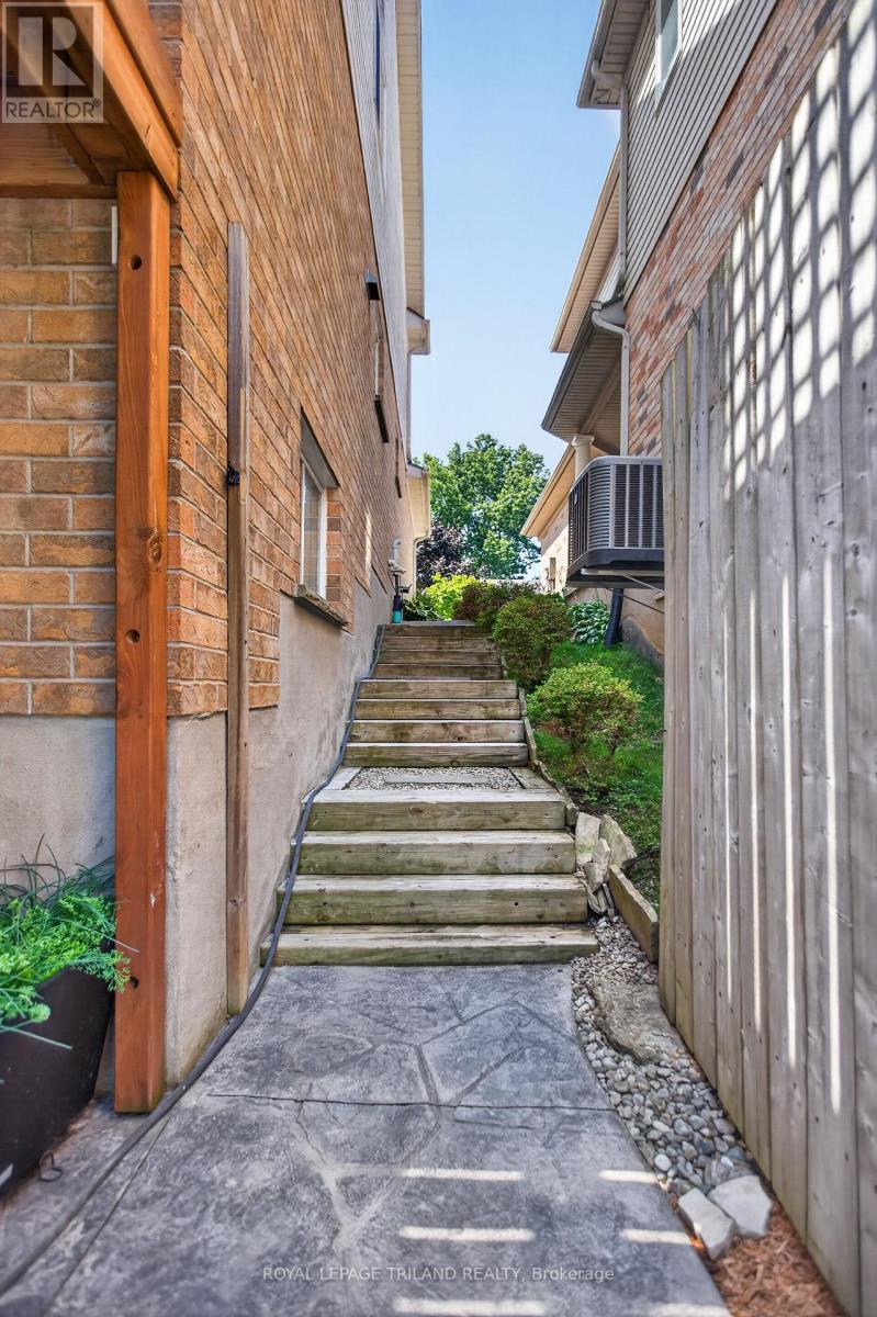 98 ROSSMORE COURT - 39
