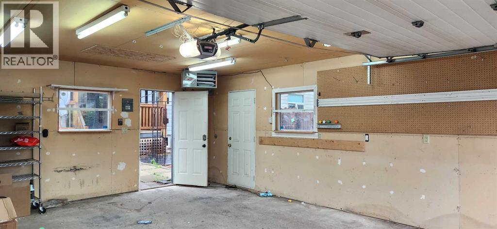 526 33 Street S - Image 33