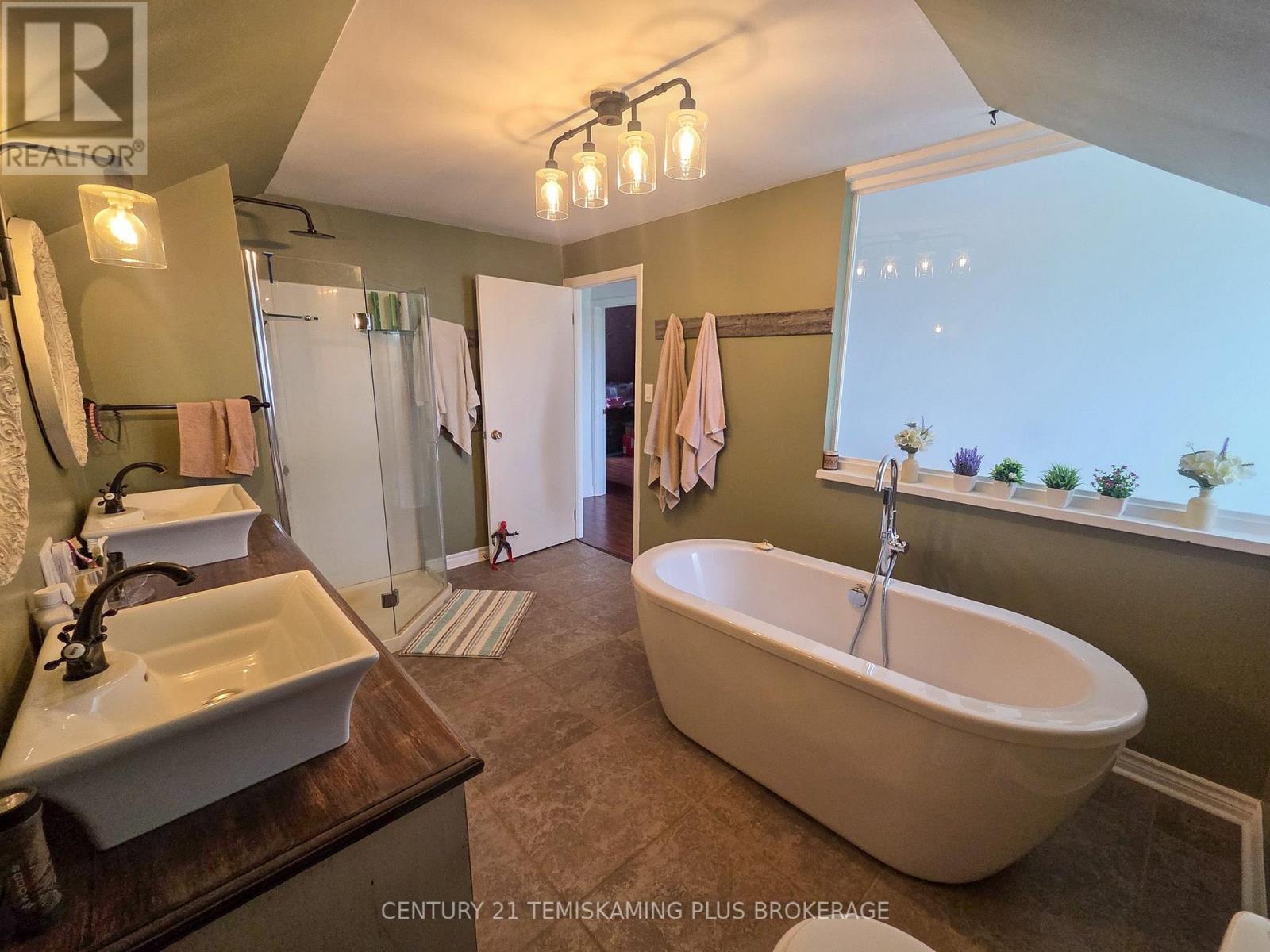 704344 ROCKLEY ROAD - 25