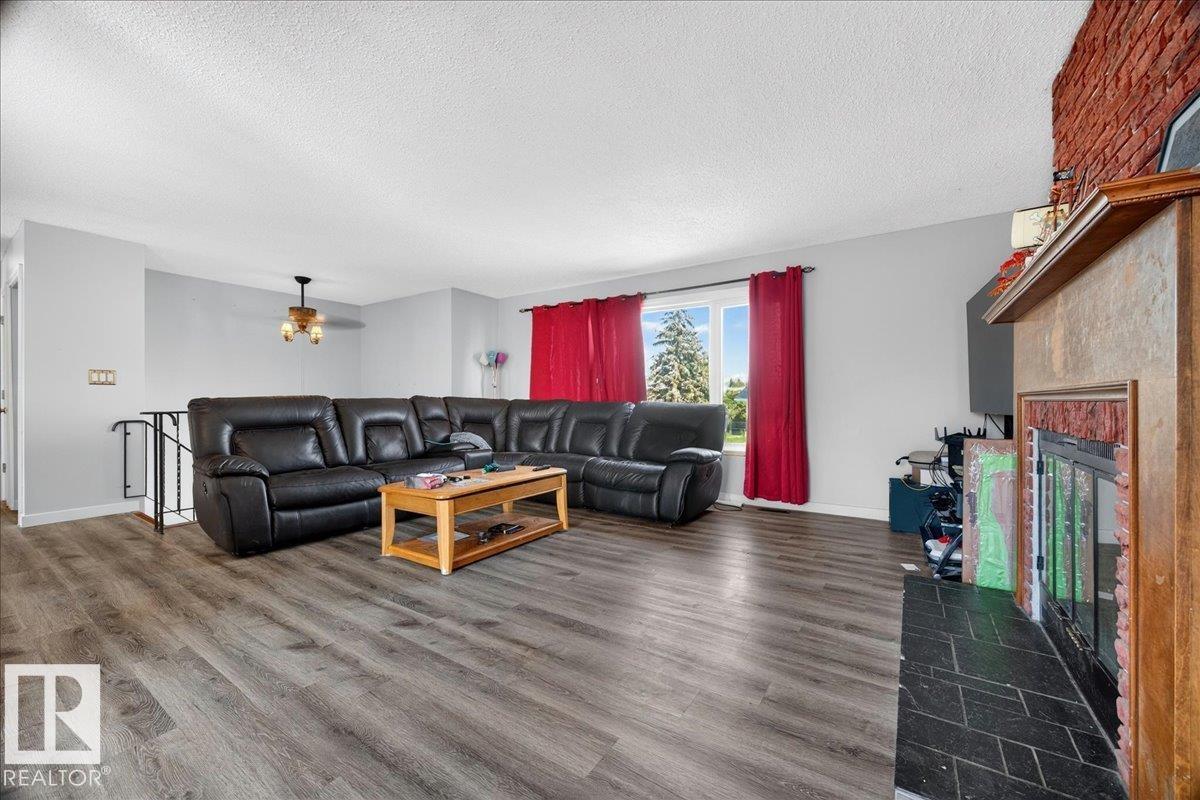 5215 50 AV - Image 13