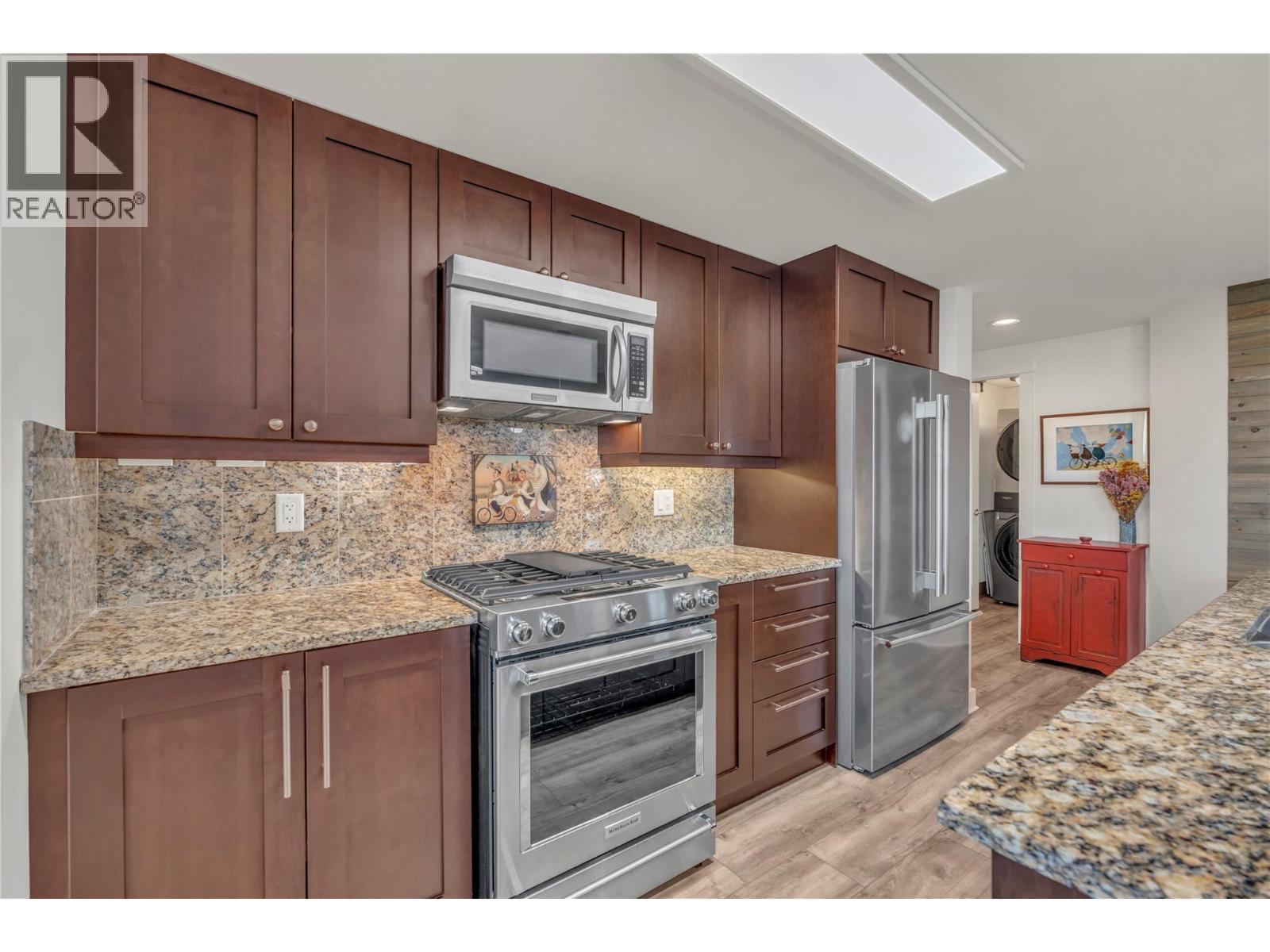 #902 75 MARTIN Street - 10