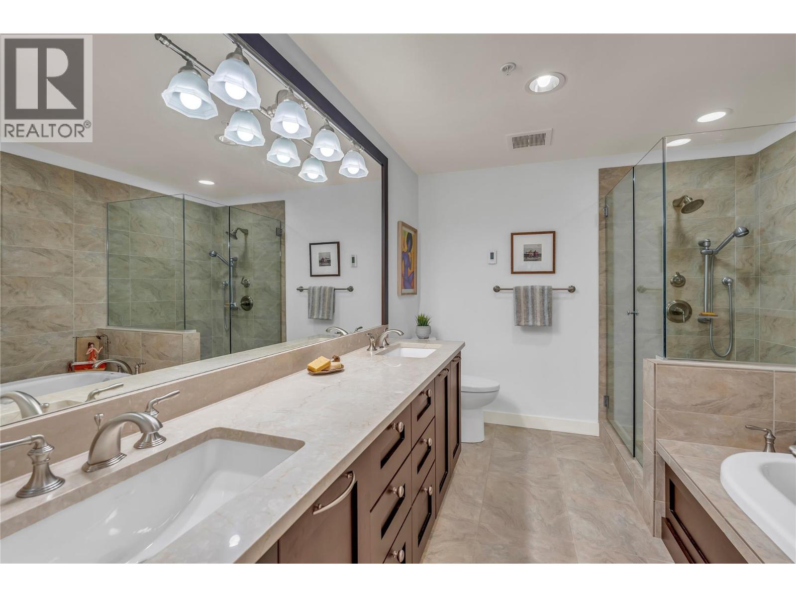 #902 75 MARTIN Street - 33