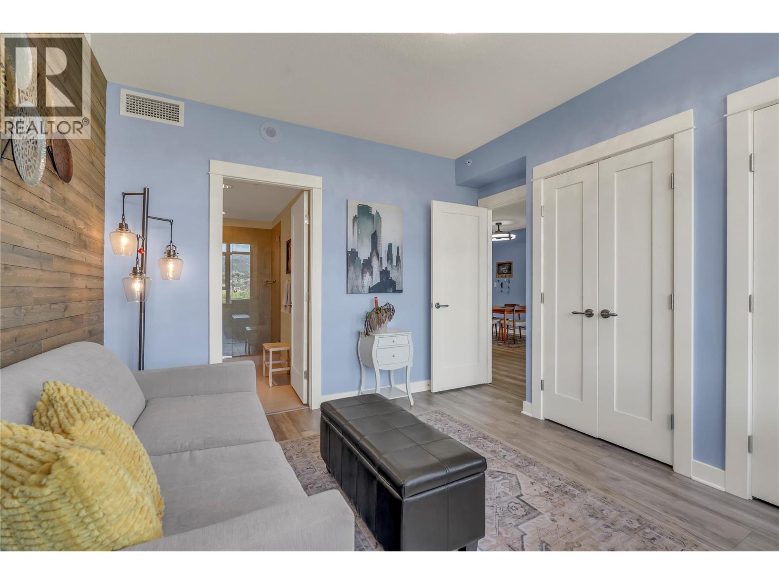 #902 75 MARTIN Street - 24