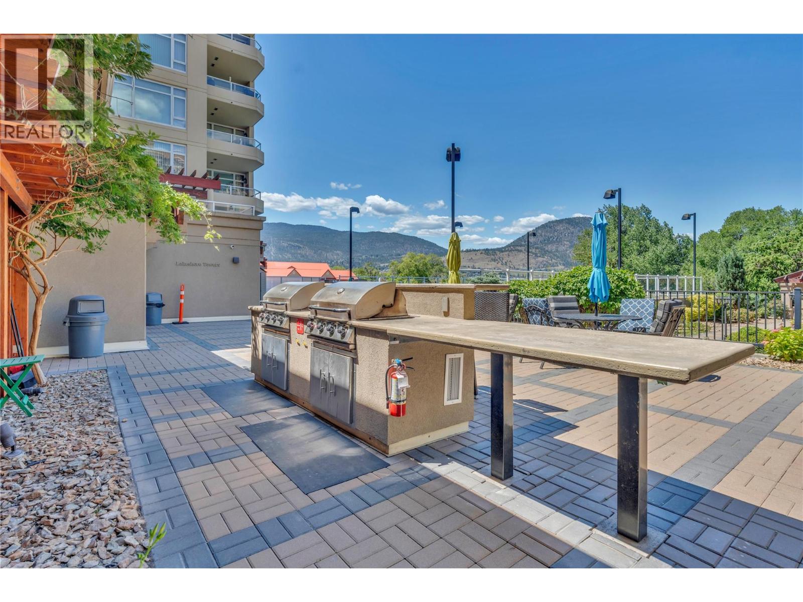 #902 75 MARTIN Street - 54
