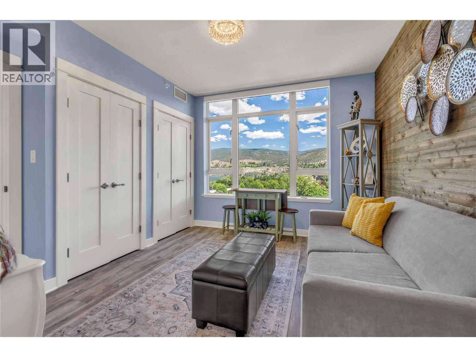 #902 75 MARTIN Street - 25