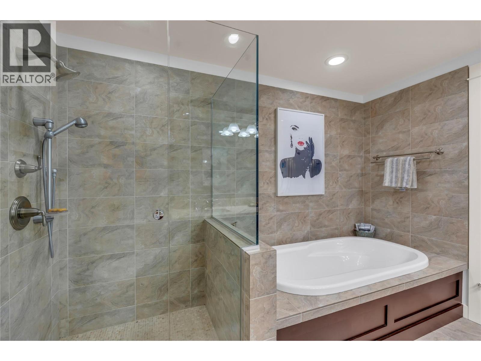 #902 75 MARTIN Street - 34