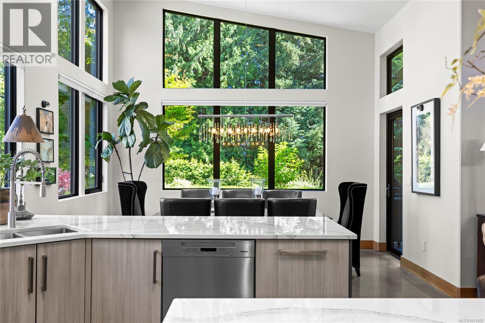 163 Sunningdale Rd E, Qualicum Beach