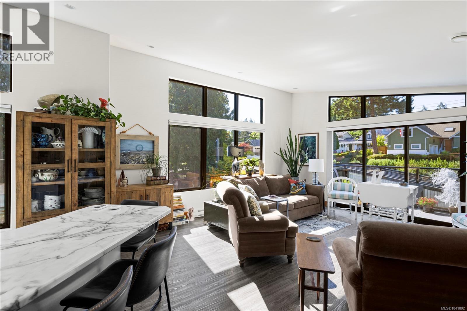 163 Sunningdale Rd E, Qualicum Beach
