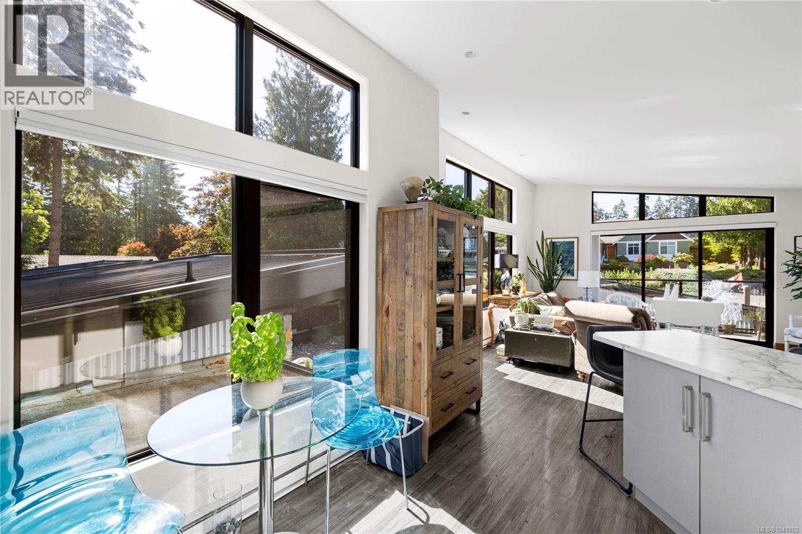 163 Sunningdale Rd E, Qualicum Beach
