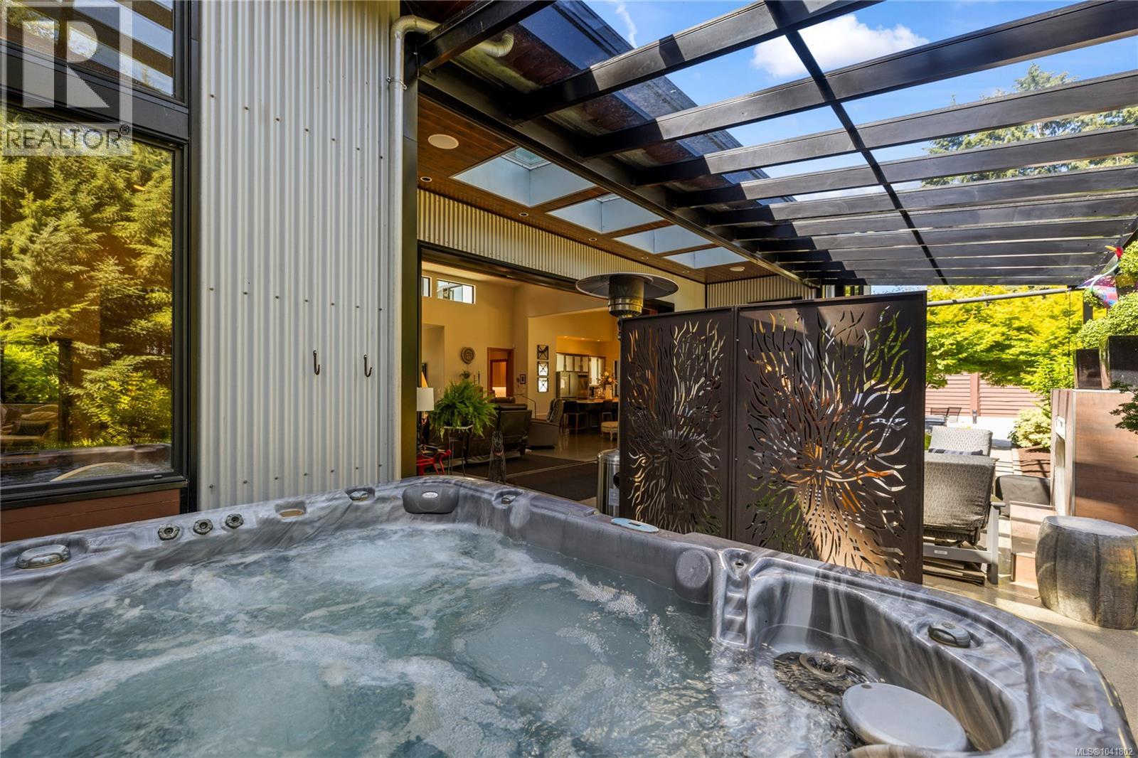 163 Sunningdale Rd E, Qualicum Beach