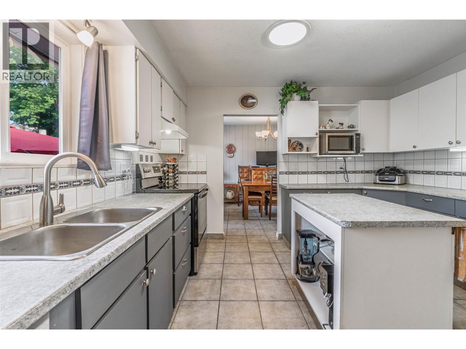 520 3RD Avenue, Keremeos