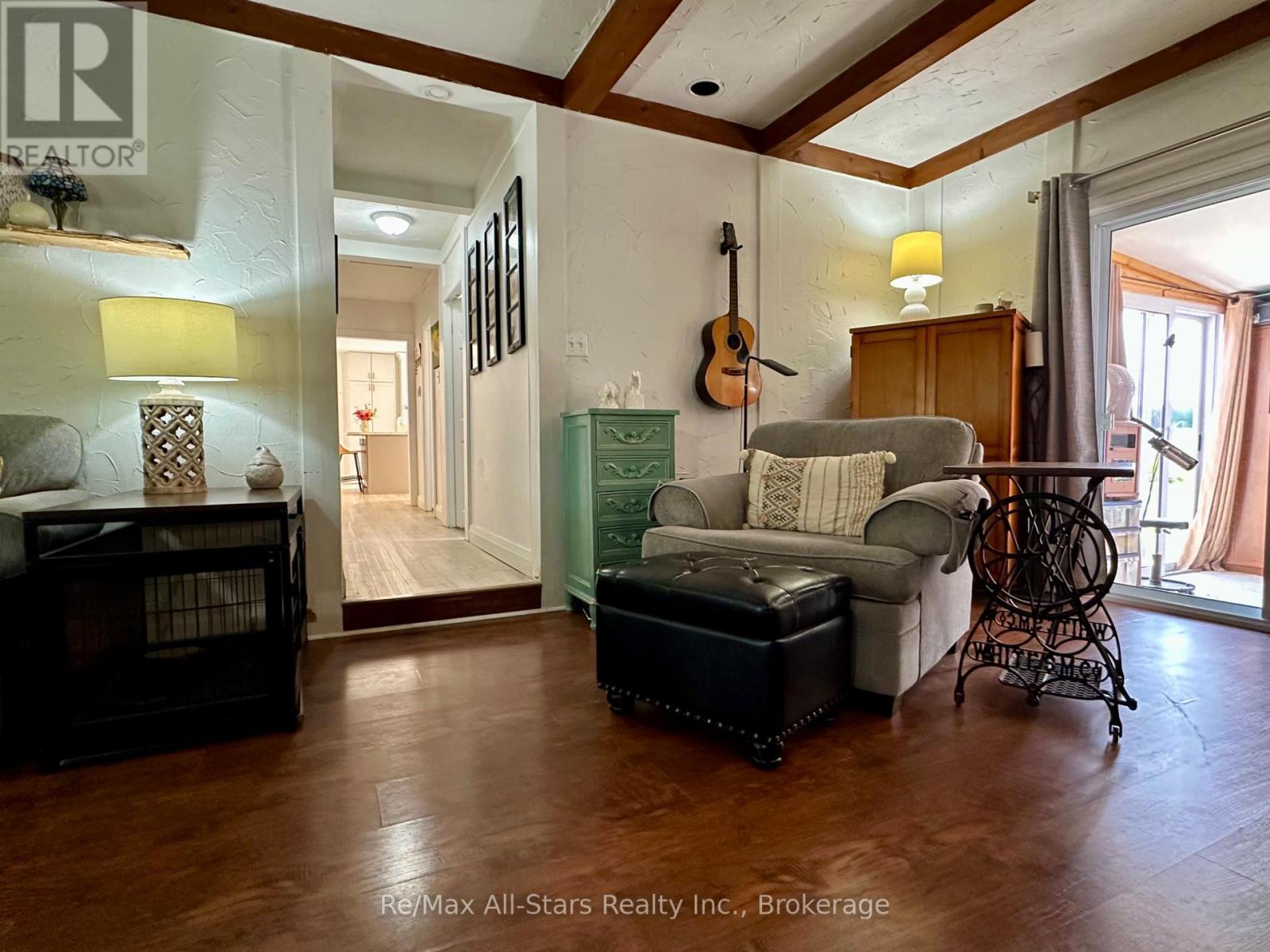 4 WARNICA DRIVE - 22