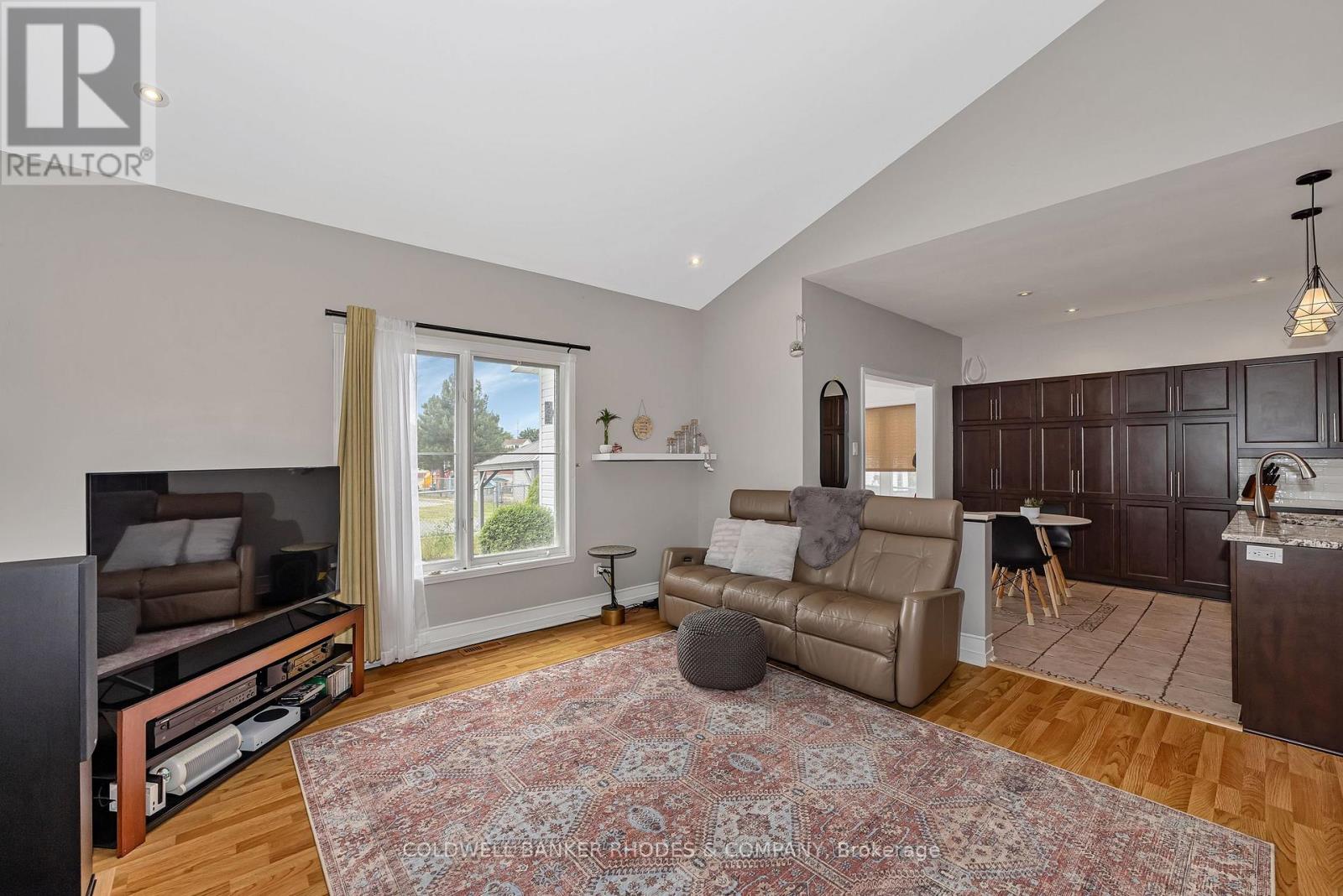 1859 HENNESSY CRESCENT - 10