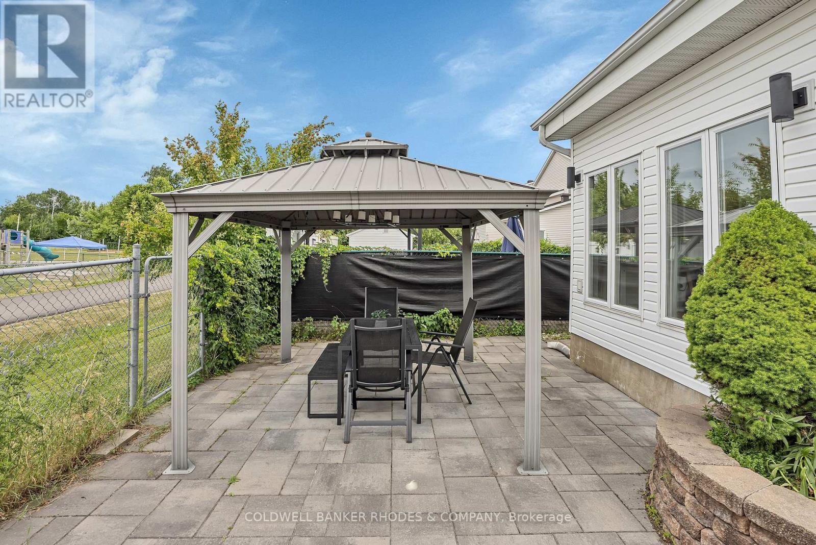 1859 HENNESSY CRESCENT - 32