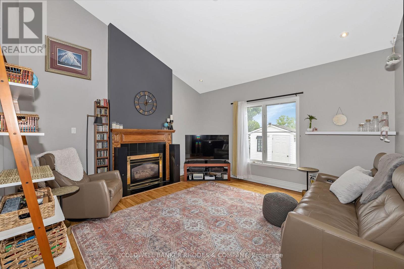 1859 HENNESSY CRESCENT - Image 9