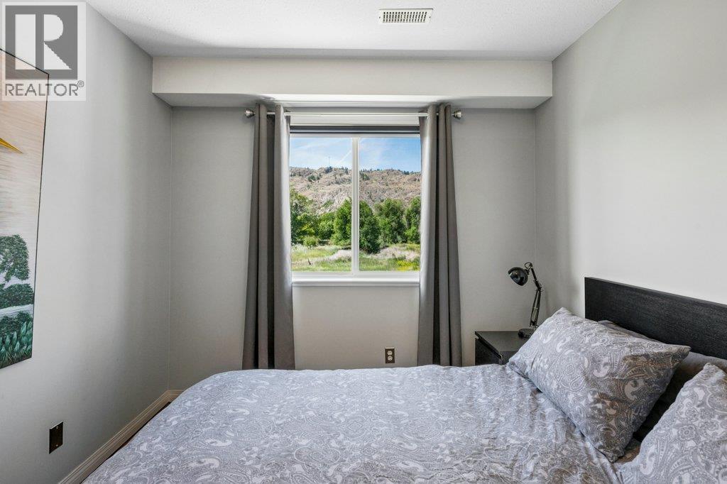 6514 MEADOWS Drive Unit# 8, Oliver