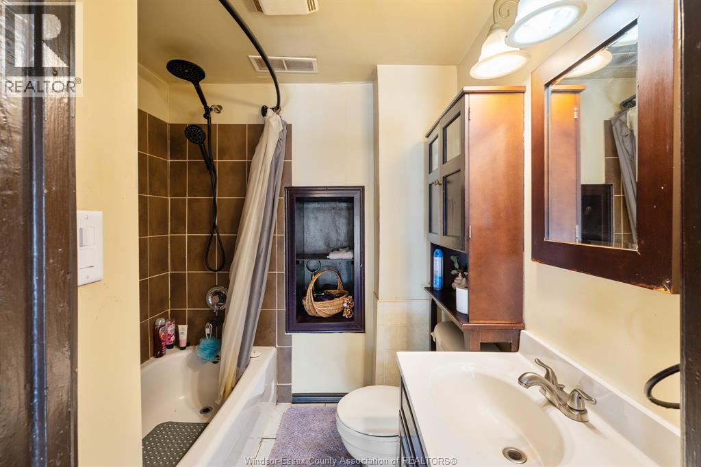 261 Bathurst STREET - 23