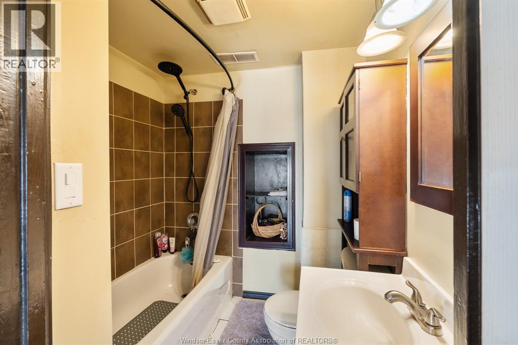 261 Bathurst STREET - Image 24