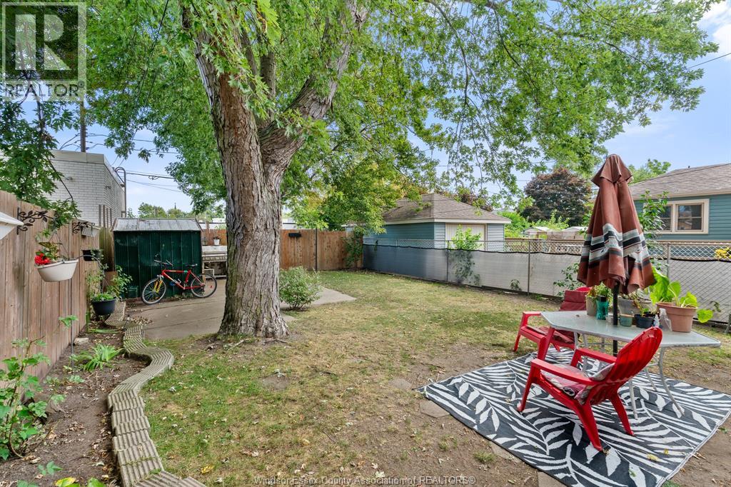 261 Bathurst STREET - 27