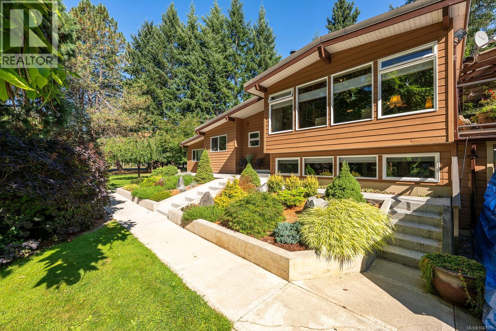 3742 James Cres - 3