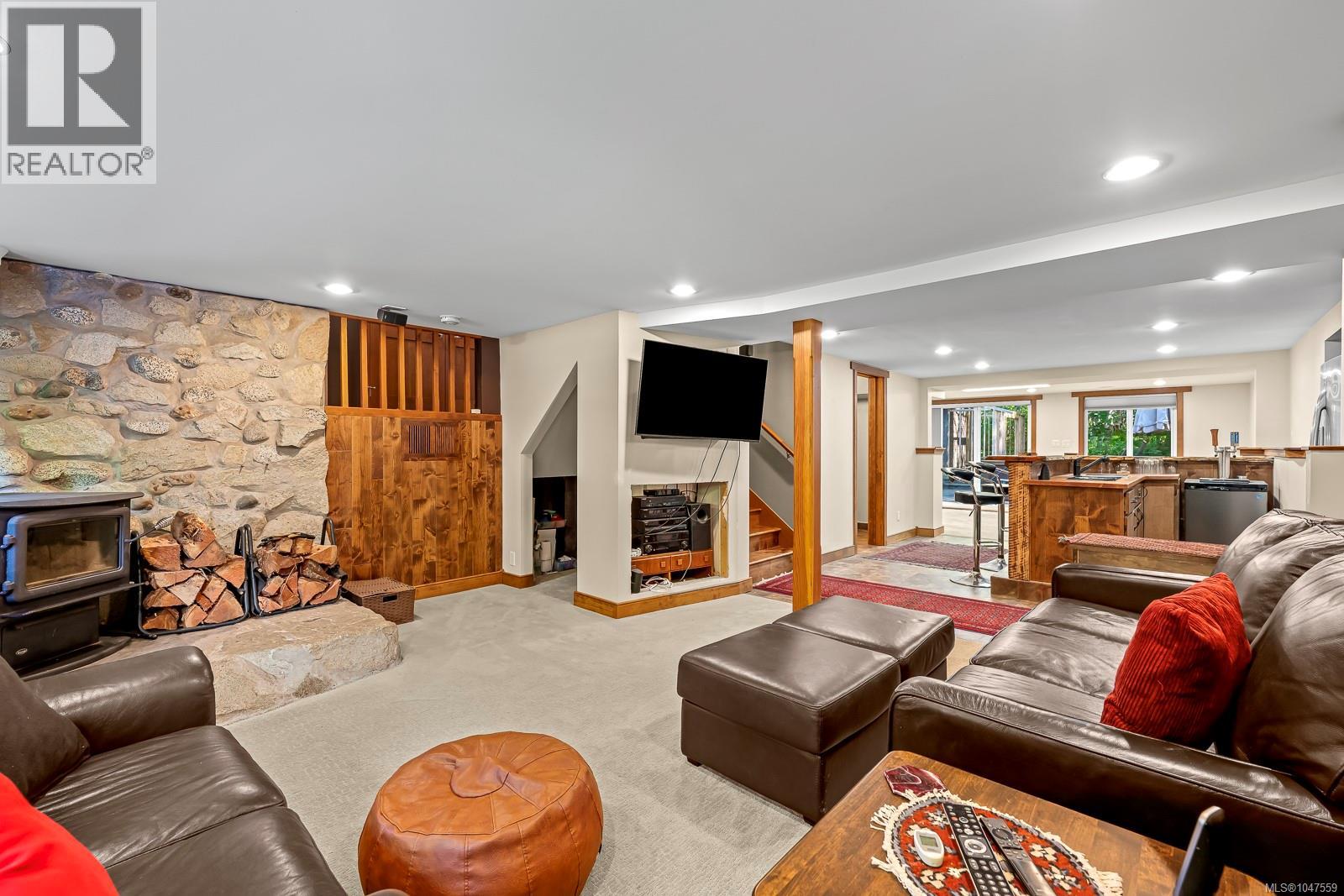 3742 James Cres - 55