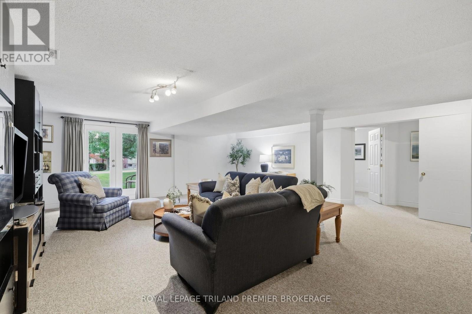 #31 400 AMBLESIDE DRIVE - 31