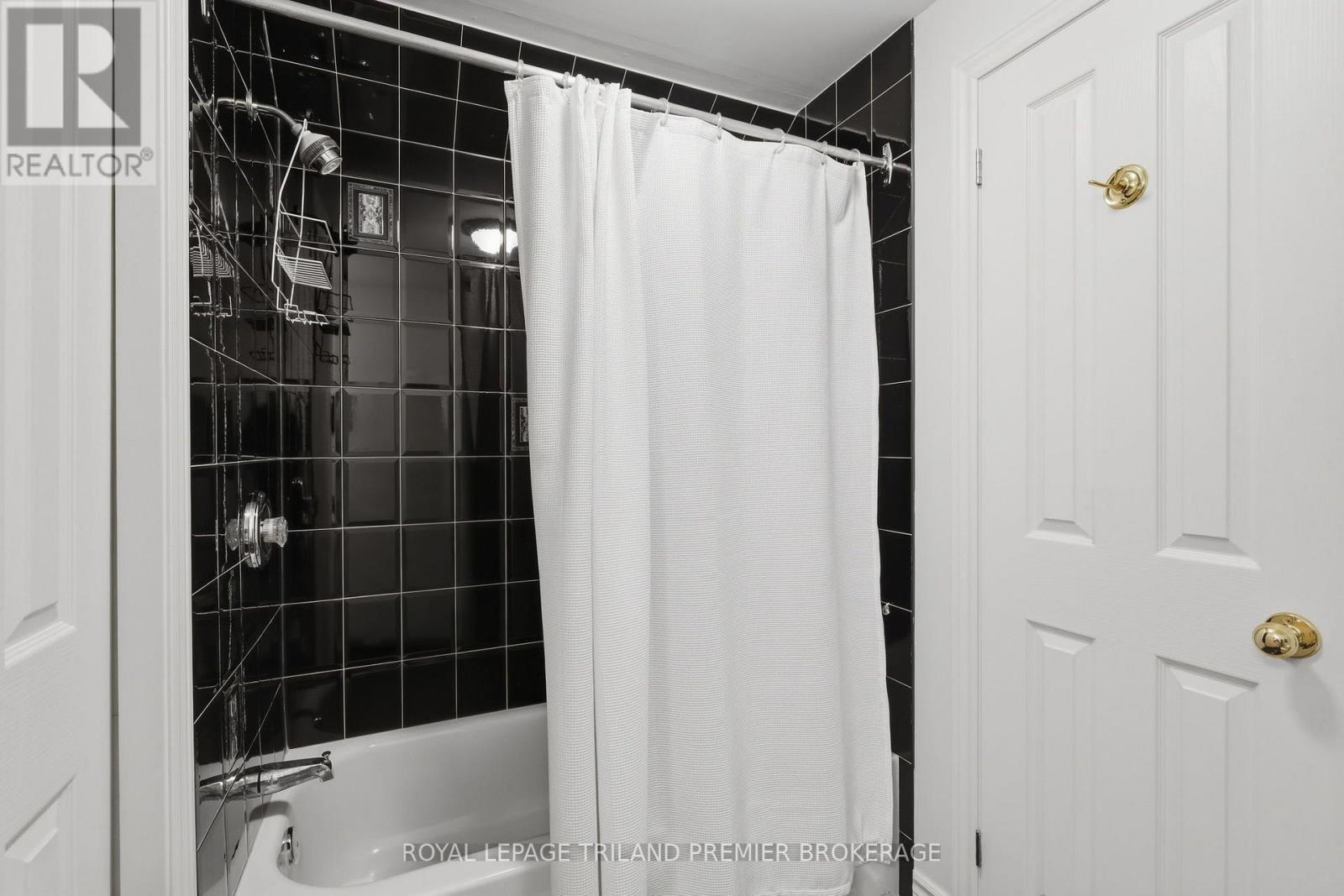 #31 400 AMBLESIDE DRIVE - Image 33