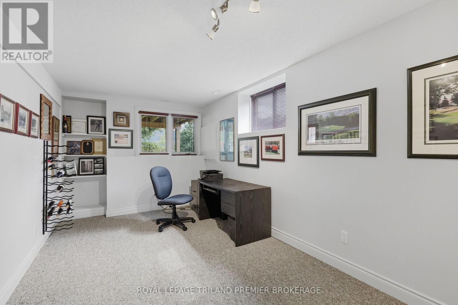 #31 400 AMBLESIDE DRIVE - 34