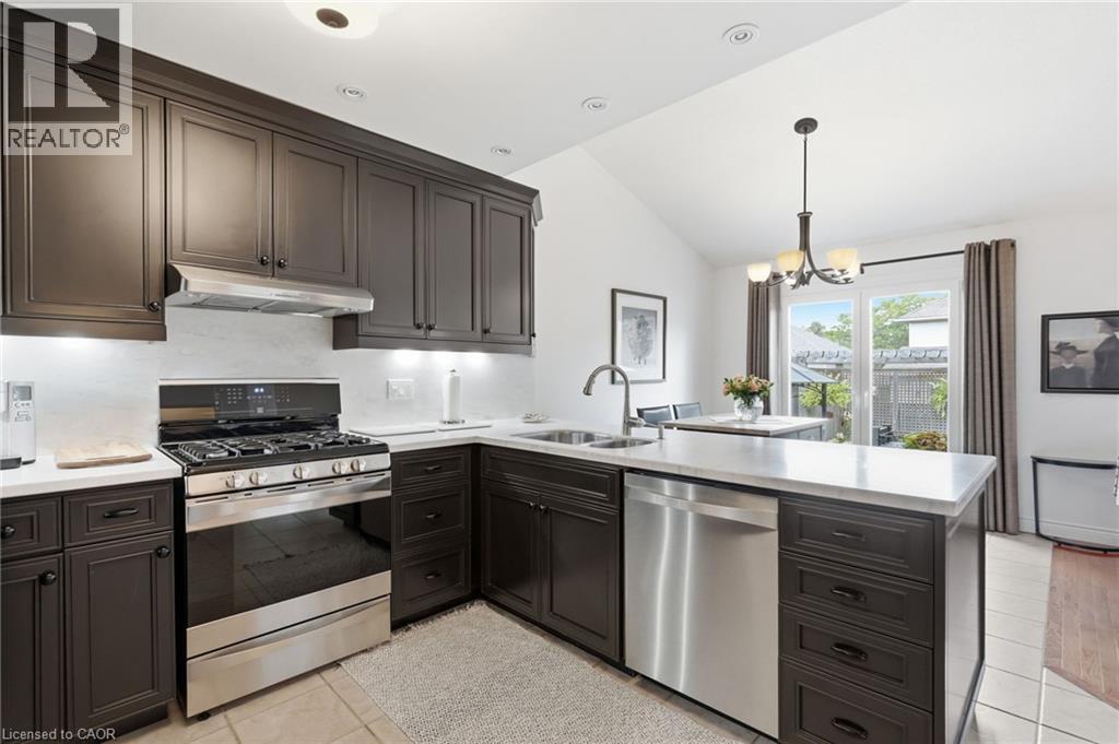 64 REDFERN Avenue - 16