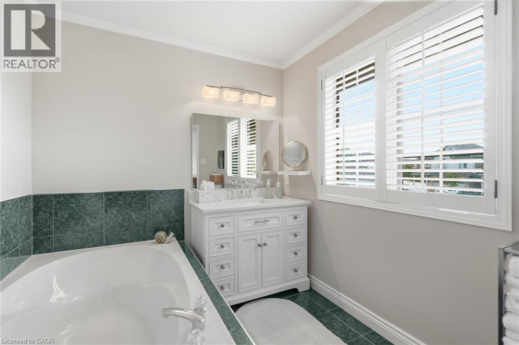64 REDFERN Avenue - 34