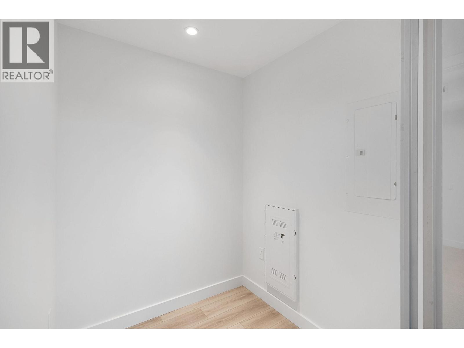 #401 3051 Abbott Street - 16