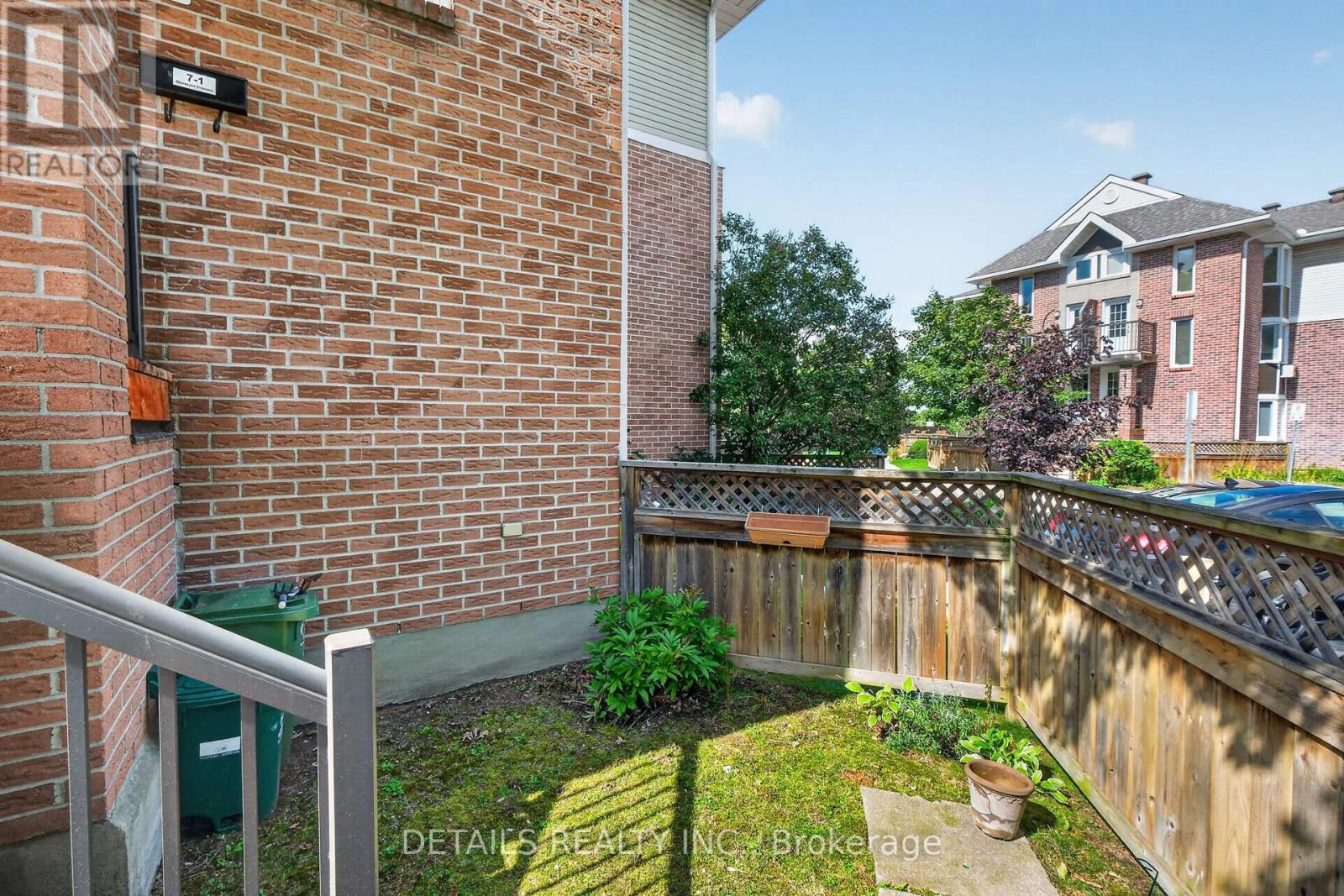 #7 1 STONEBANK CRESCENT - 37