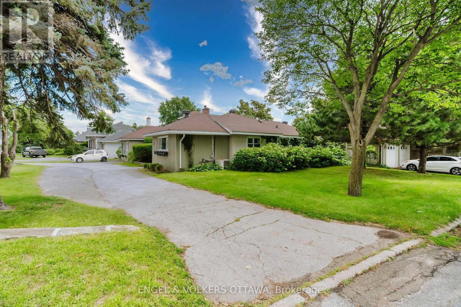 Photograph of 1994 CARLING AVENUE
