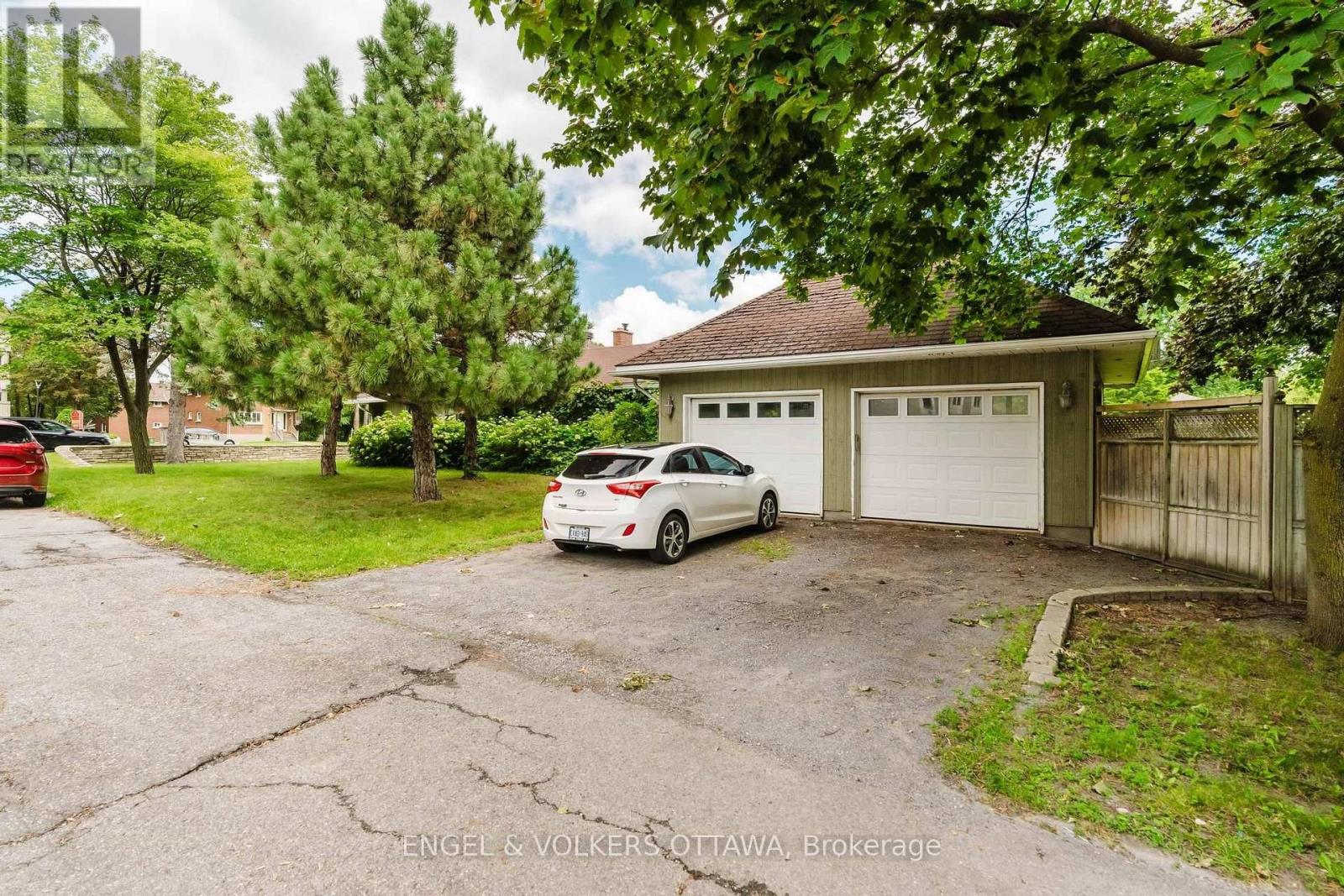 Photograph of 1994 CARLING AVENUE