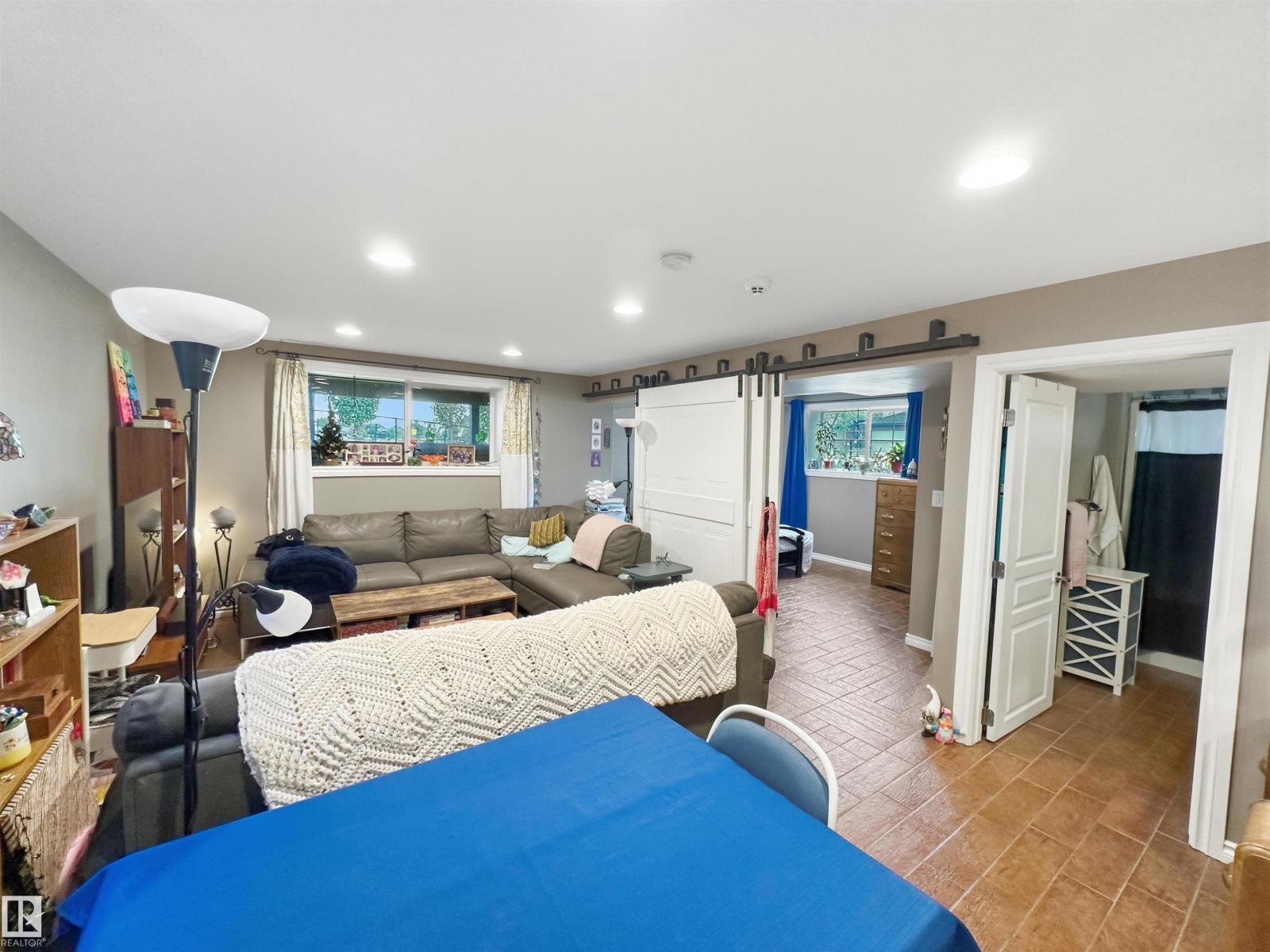 6515 37 AV - 44