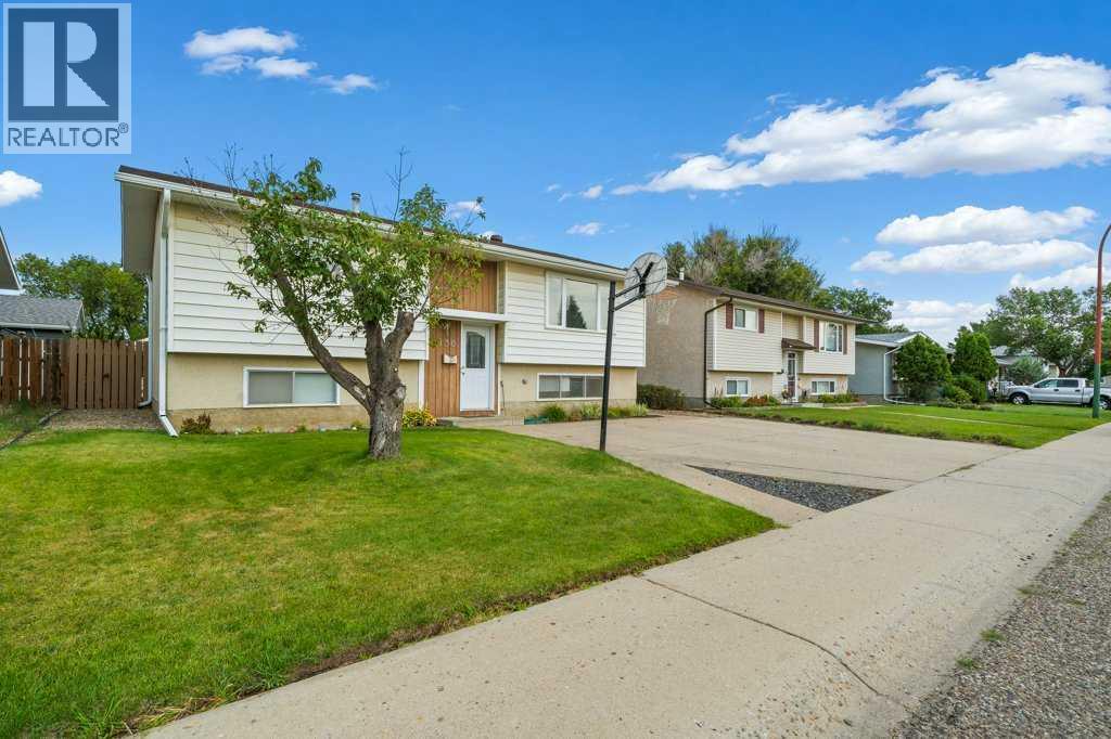 130 Hull Crescent NE - 2
