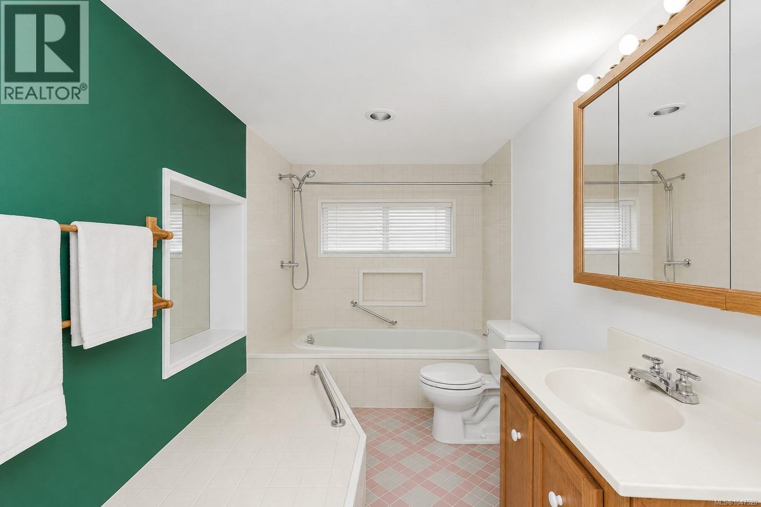  2833 Colquitz Avenue, Saanich