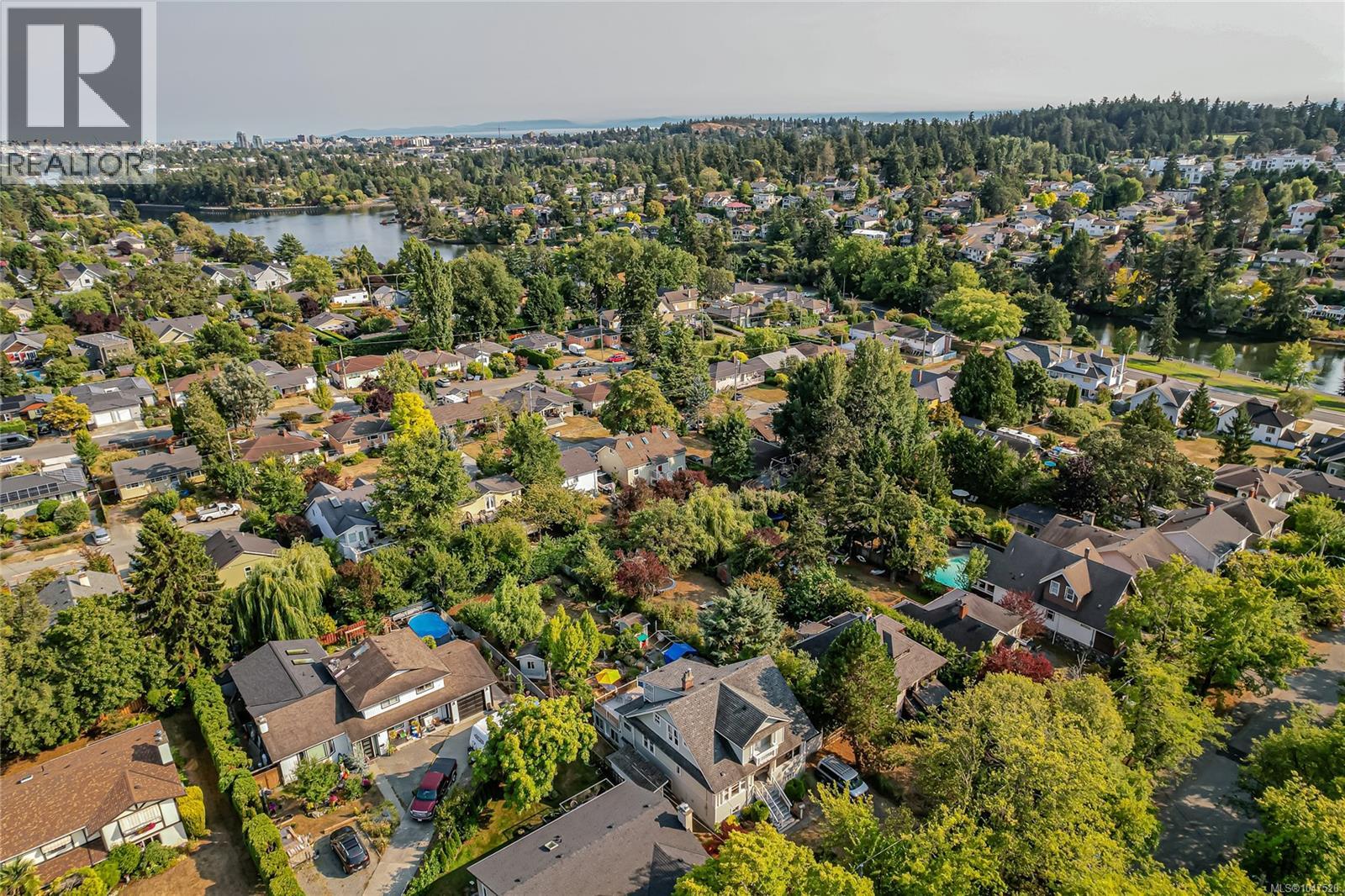  2833 Colquitz Avenue, Saanich