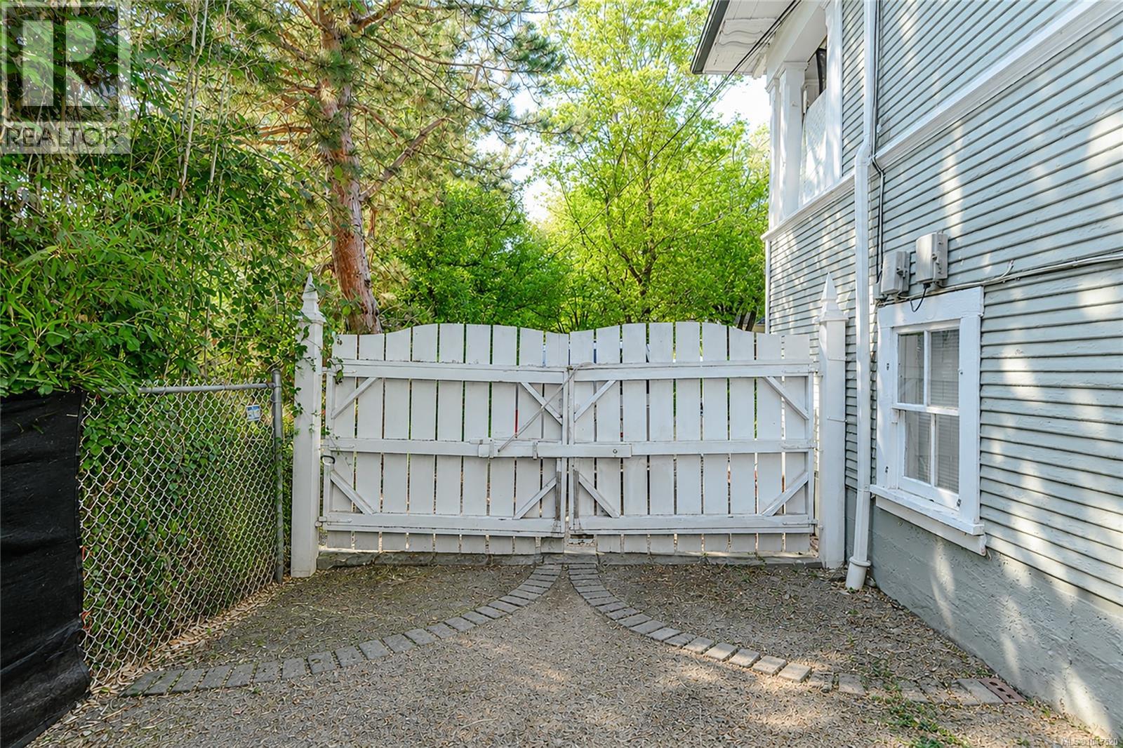  2833 Colquitz Avenue, Saanich