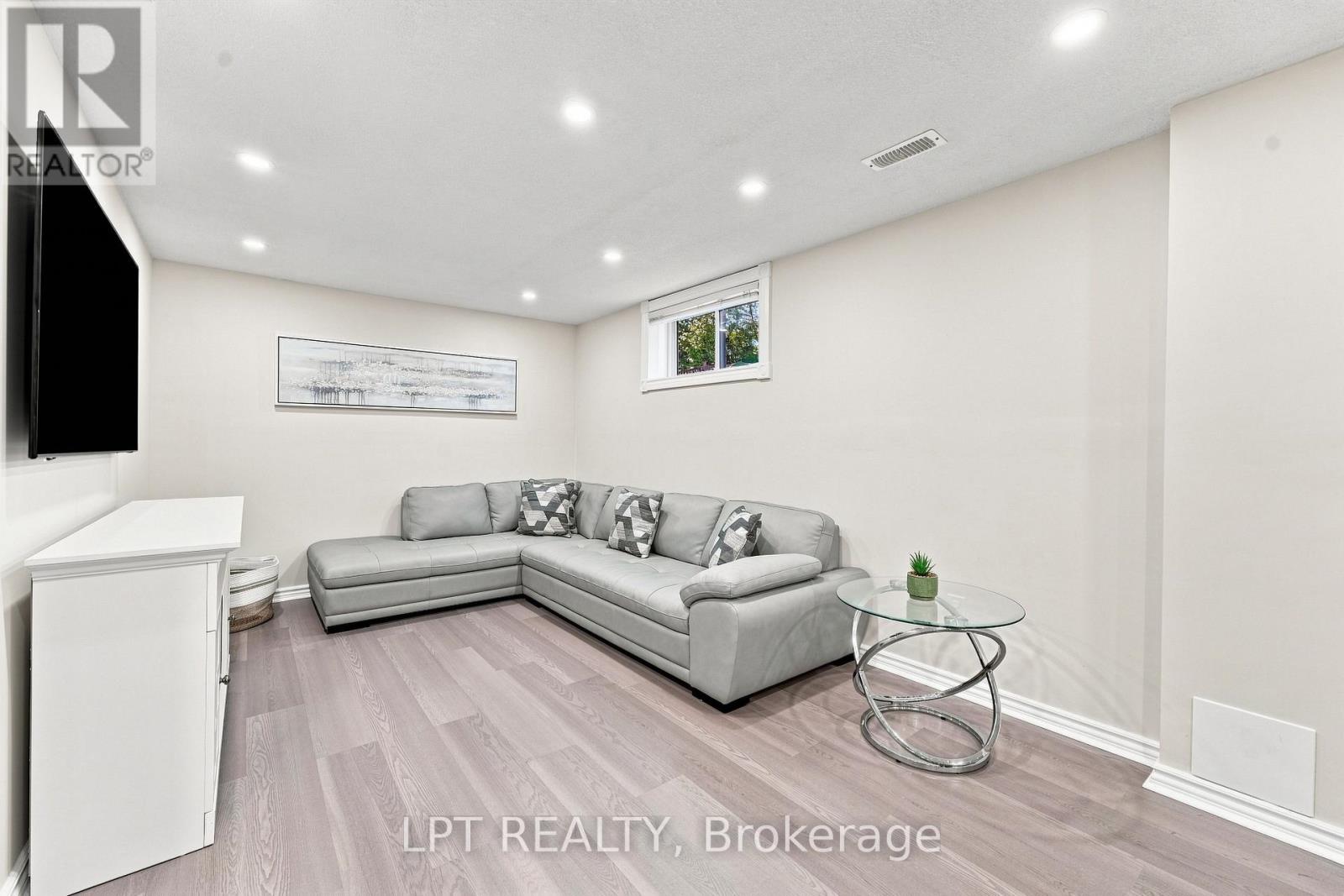 4 LISTER DRIVE - Image 25
