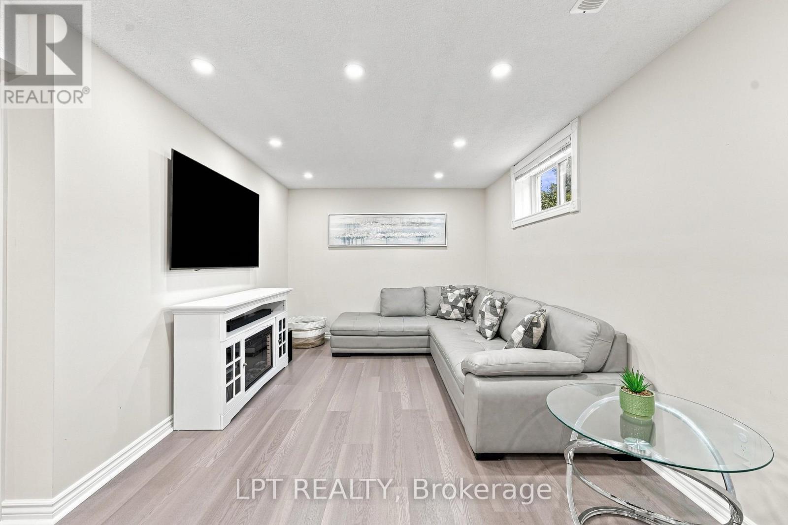 4 LISTER DRIVE - 26