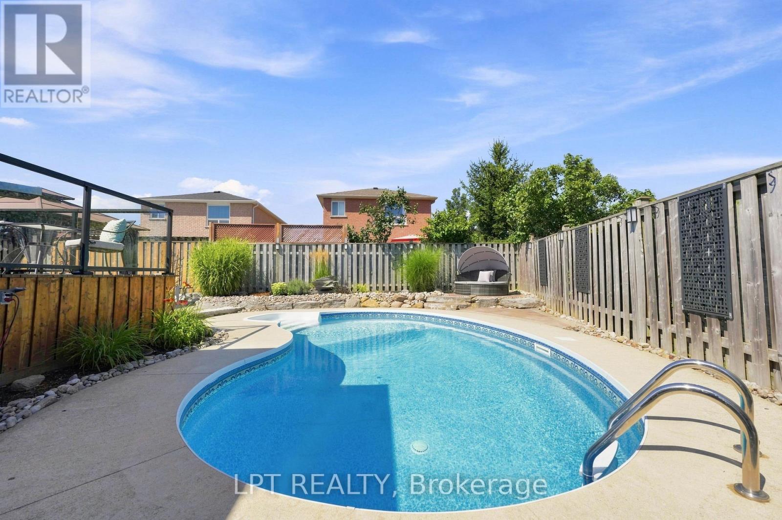 4 LISTER DRIVE - Image 35