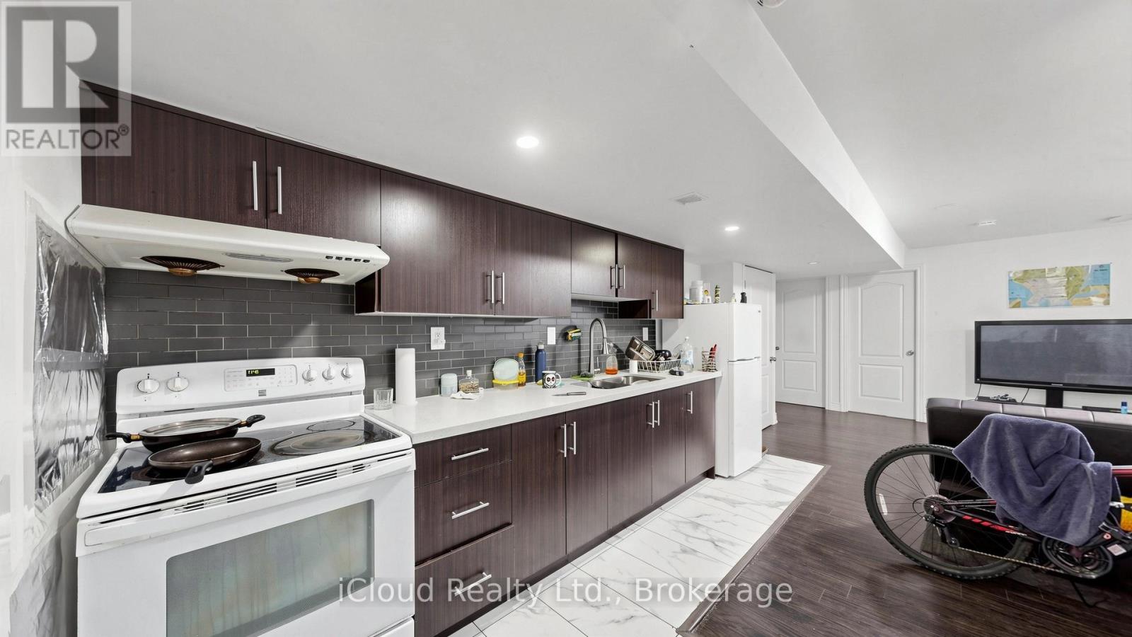 193 THORNBUSH BOULEVARD E - 40