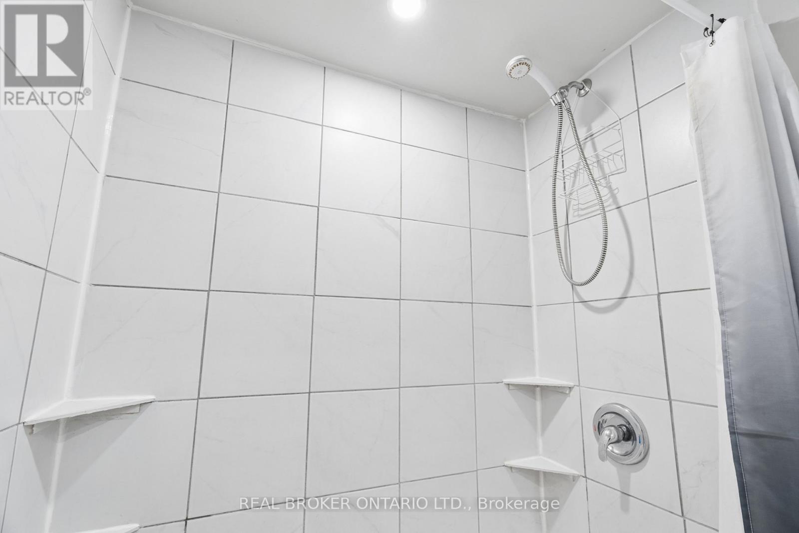 27 SPRUCE BOULEVARD - Image 36
