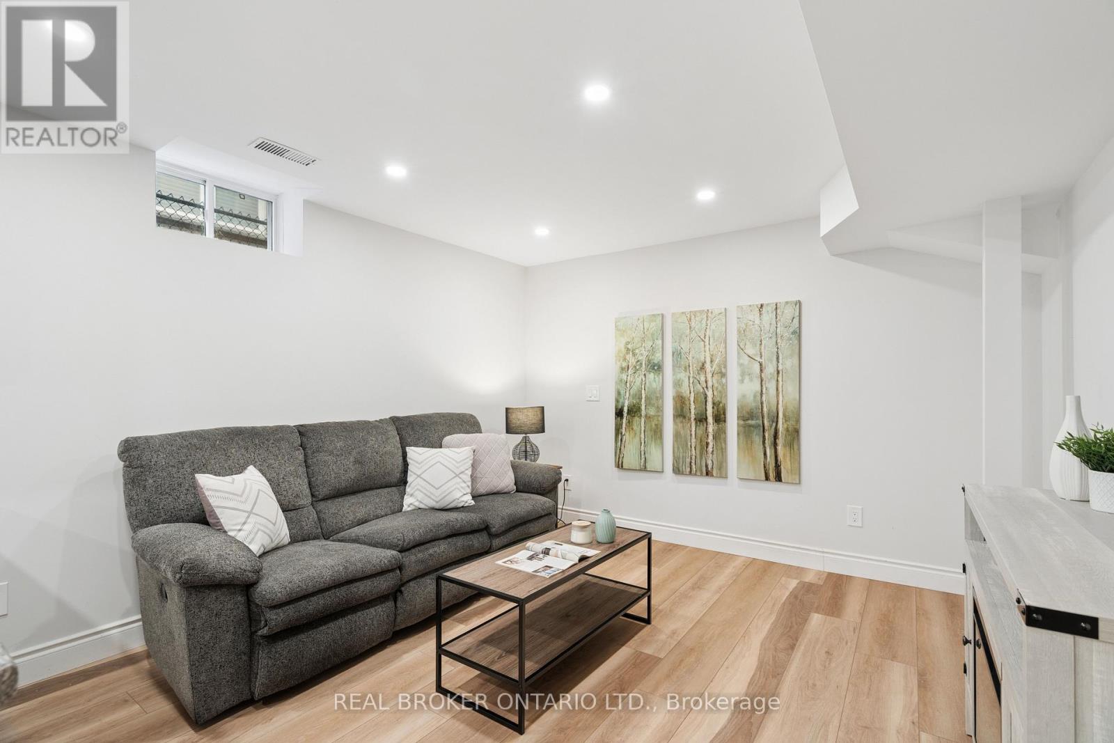 27 SPRUCE BOULEVARD - Image 38